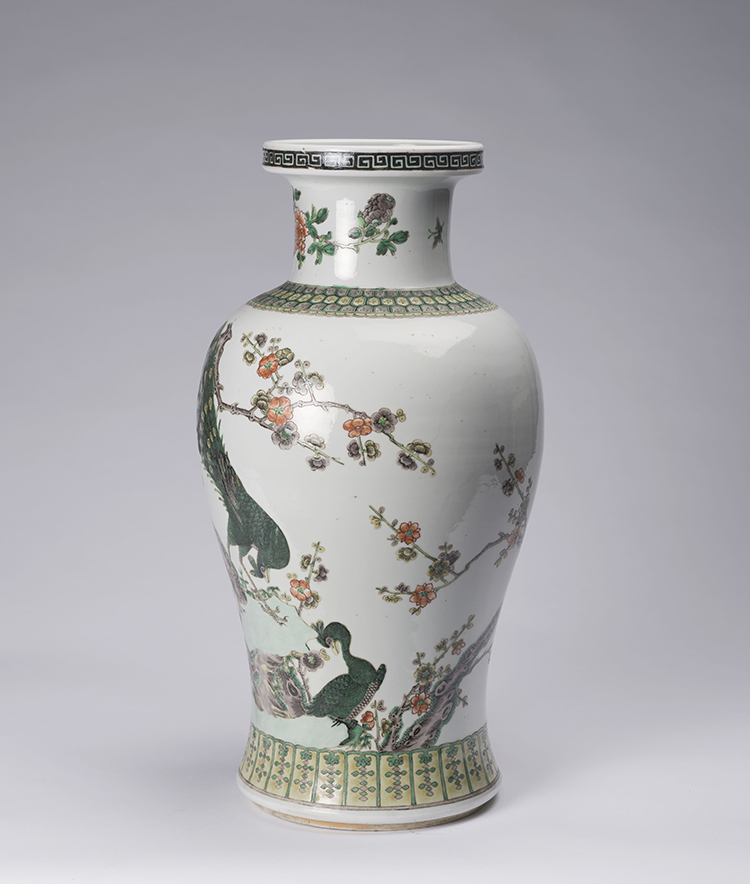A Chinese Famille Verte ‘Peacocks and Prunus’ Baluster Vase, Late Qing Dynasty par  Chinese Art