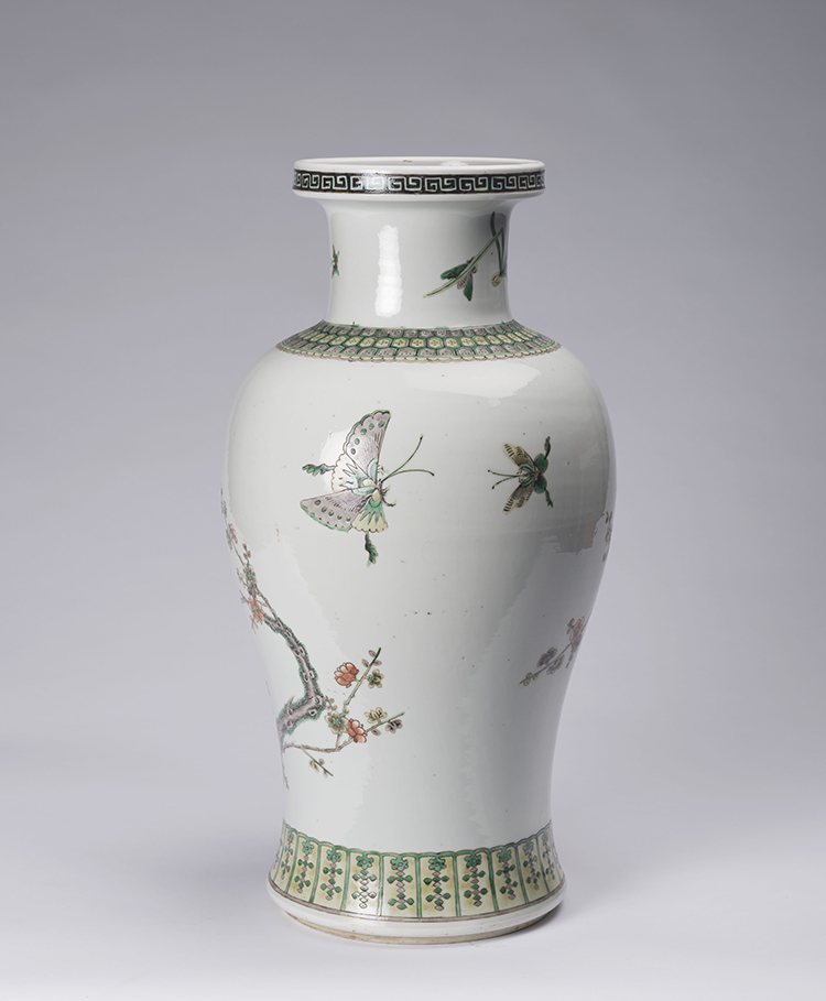 A Chinese Famille Verte ‘Peacocks and Prunus’ Baluster Vase, Late Qing Dynasty par  Chinese Art