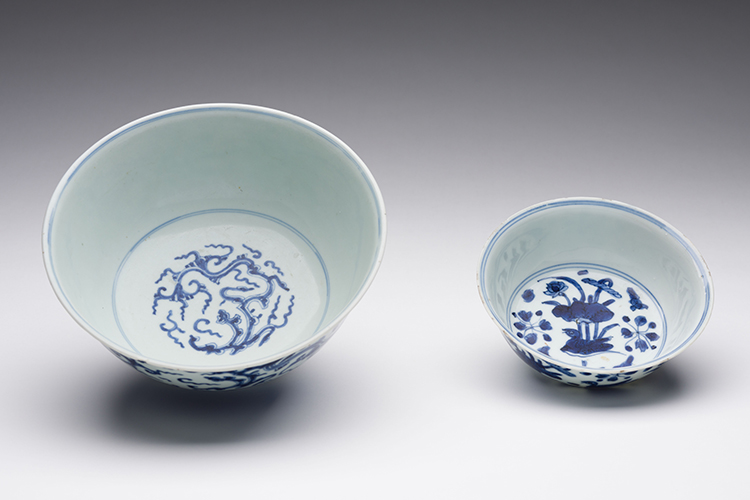 A Large Chinese Blue and White 'Dragon' Bowl, Kangxi Period (1664 - 1722) par  Chinese Art