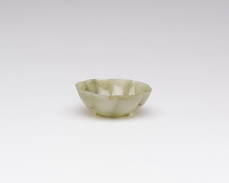 A Chinese Miniature Miniature Mughal-Style Celadon Jade Cup, 19th Century par  Chinese Art