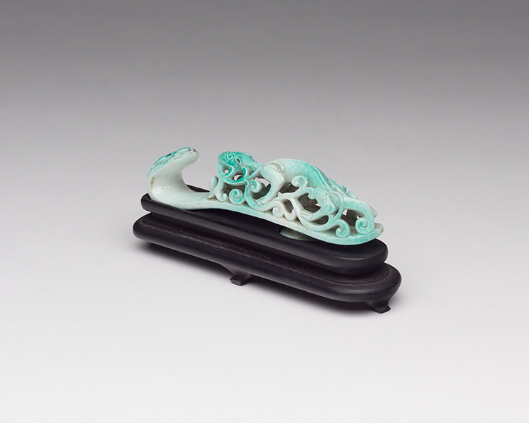 An Unusual Chinese Imitation-Turquoise Porcelain 'Dragon' Belthook, 19th Century par  Chinese Art