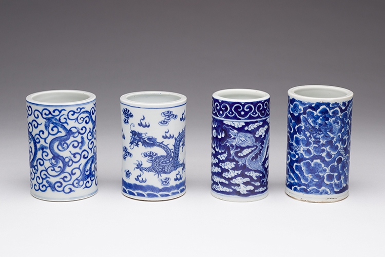 Four Chinese Blue and White 'Dragon' Brushpots, 19th/20th Century par  Chinese Art