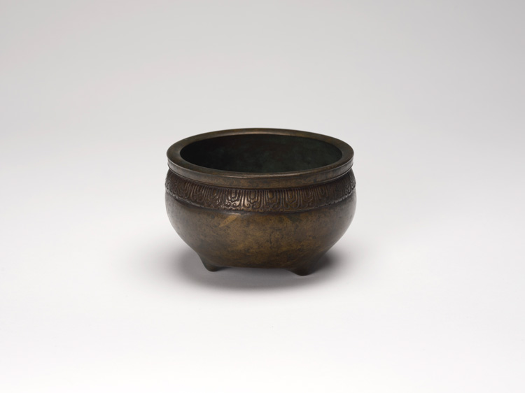 A Chinese Bronze Tripod Censer, Xuande Mark, 19th Century par  Chinese Art