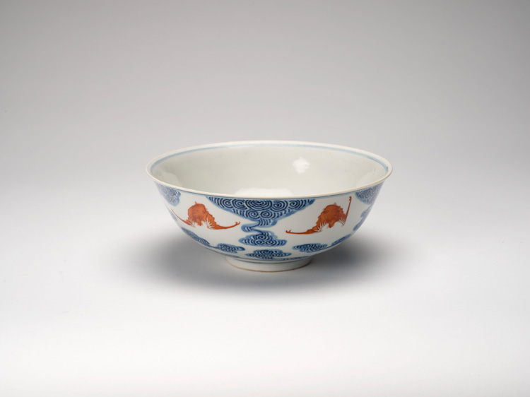 A Chinese Blue, White and Iron Red 'Bat' Bowl, Guangxu Mark and Period (1875-1908) par  Chinese Art