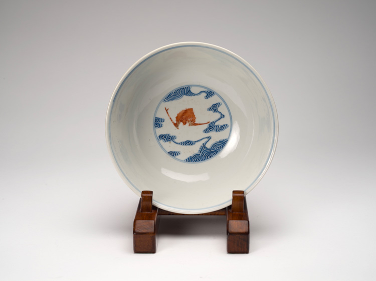 A Chinese Blue, White and Iron Red 'Bat' Bowl, Guangxu Mark and Period (1875-1908) par  Chinese Art