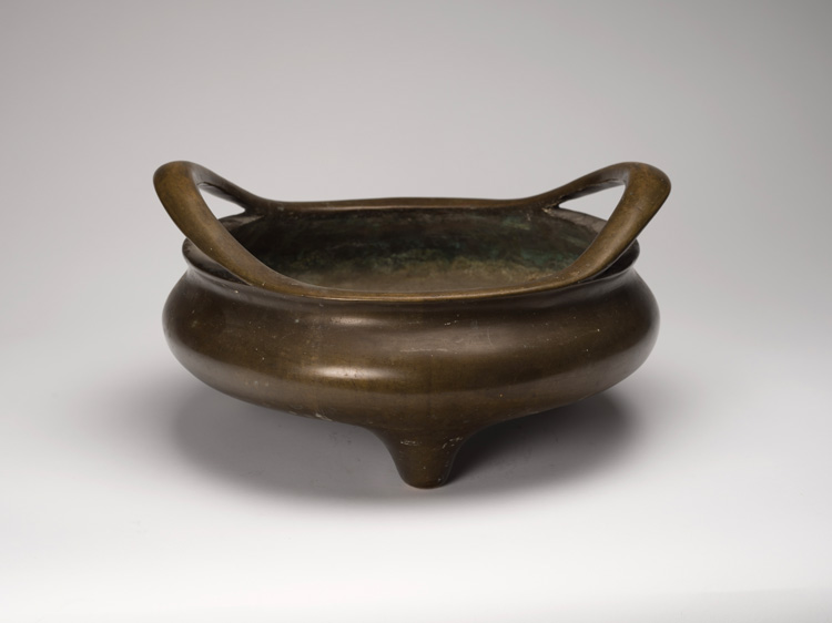 A Large Chinese Bronze Tripod Censer, 19th Century par  Chinese Art