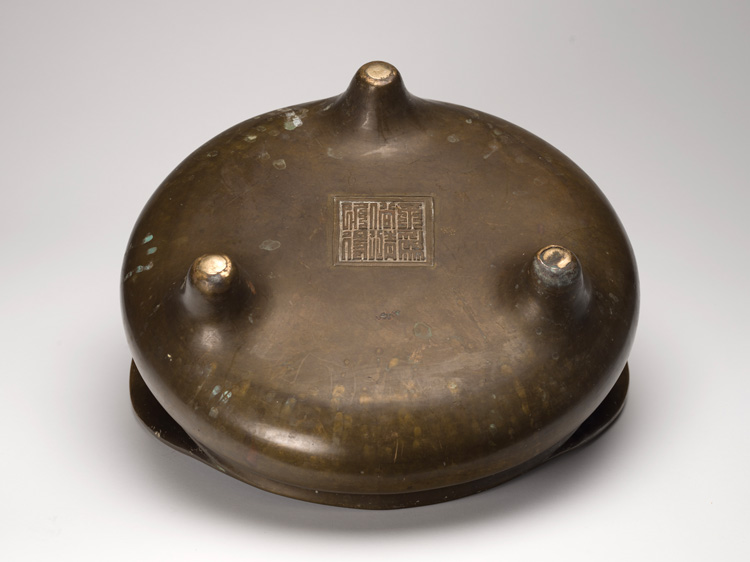 A Large Chinese Bronze Tripod Censer, 19th Century par  Chinese Art