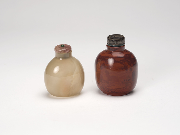 A Chinese Agate and a Realgar Glass Snuff Bottle, 19th Century par  Chinese Art