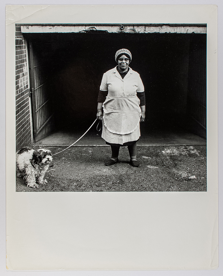 Housekeeper on Dog Walk, Hillbrow, June 1972 par David Goldblatt