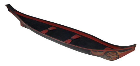 Haida Bear Canoe (Model) and Haida Bear Paddle par William Ronald (Bill) Reid