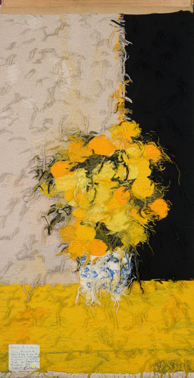 Bouquet de roses d'lude au vase de Chine et à la table jaune by Bernard Cathelin