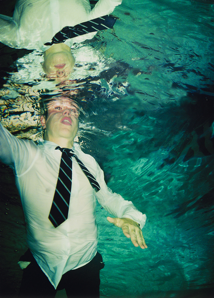 Under V from Underwater par Anthony Goicolea