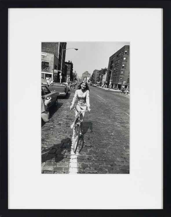 Untitled (from the Women are Beautiful series) par Garry Winogrand