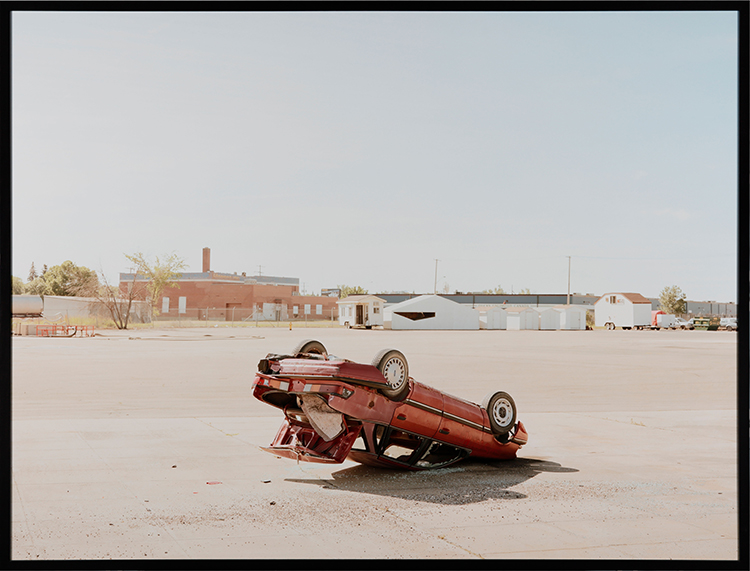 Tipped Car par Chris Gergley