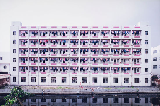 Manufacturing #4, Factory Worker Dormitory, Dongguan Guangdong, China par Edward Burtynsky