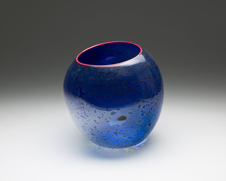 Cobalt Blue Basket with Cadmium Red Lip Wrap par Dale Chihuly