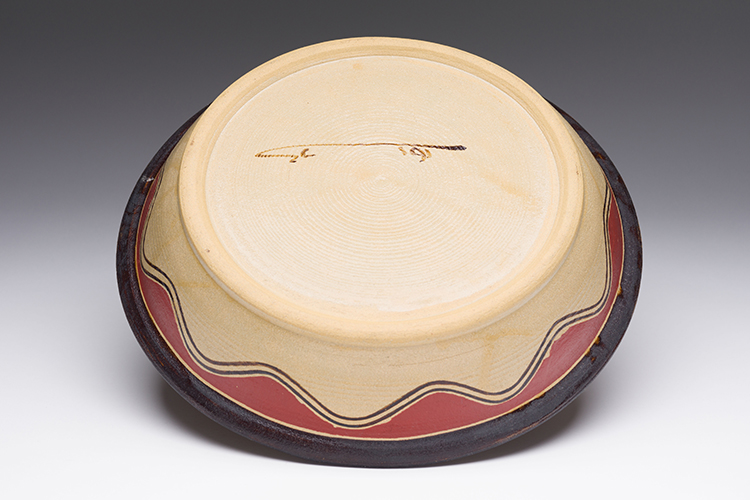 Dish with Red and Black Design par Judith Cranmer