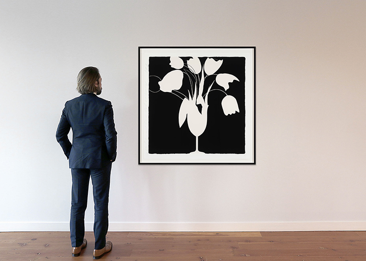White Tulips and Vase, February 25, 2014 par Donald Sultan